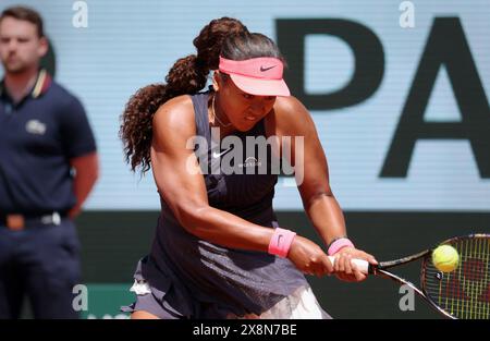 Paris, France. 26 mai 2024. Naomi Osaka, du Japon, joue contre Lucia Bronzetti, d'Italie, lors de leur match de la première ronde de l'Open de France de Tennis à Roland Garros, à Paris, le dimanche 26 mai 2024. Osaka a gagné 6-1, 4-6, 7-5. Photo de Maya Vidon-White/UPI crédit : UPI/Alamy Live News Banque D'Images