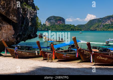 PHANG NGA, THAÏLANDE - MARS 31 2024 : bateaux de tourisme à longue queue et visiteurs sur la plage de Khao Phing Kan (île James Bond) dans la région de la baie de Phang Nga Banque D'Images