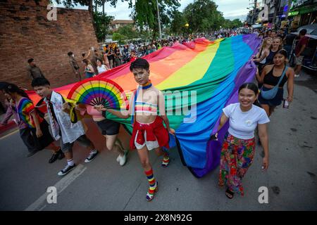 Chiang mai, Thaïlande. 26 mai 2024. Les membres de la communauté LGBTQIA portent un drapeau arc-en-ciel lors de la marche « Chiang mai Coloriful Pride Month 2024 » à Chiang mai, en Thaïlande. Crédit : SOPA images Limited/Alamy Live News Banque D'Images