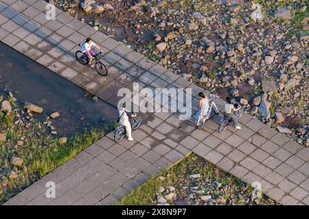 CHONGQING, CHINE - 26 MAI 2024 - les citoyens jouent sur la plage de la rivière Jialing alors que le niveau de l'eau baisse à Chongqing, Chine, le 26 mai 2024. Banque D'Images