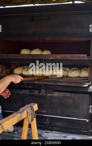 Procédé de cuisson de pain artisanal avec graines dans une boulangerie industrielle. Banque D'Images