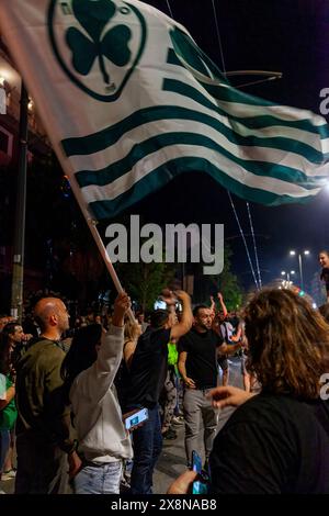 Les fans de Panathinaikos célèbrent la victoire de la Ligue européenne de basket-ball (Euroleague) pour la septième fois dans l'histoire du club, renonçant au drapeau d'une équipe larg Banque D'Images