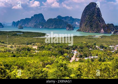 Mangroves tropicales et pinacles calcaires dans un océan peu profond (Phang Nga, Thaïlande) Banque D'Images