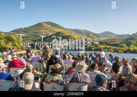 Peso da Régua, Portugal - 05 octobre 2023 : passagers sur le pont d'un bateau de croisière sur le fleuve Douro au départ de Peso da Régua, Portugal. Banque D'Images