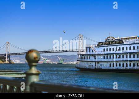 San Francisco, CA, États-Unis. 16 mars 2024 : les vues depuis les jetées sont spectaculaires, et beaucoup de gens viennent prendre des photos de la baie de San Francisco, Golden Banque D'Images