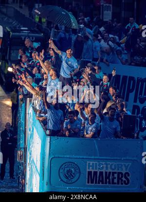 Manchester, Royaume-Uni. 26 mai 2024. Kyle Walker célèbre avec parapluie lors du défilé de la victoire de Manchester City alors qu'il se déplace le long de Deansgate dans le centre-ville. Les fans ont suivi le parcours dans le centre-ville pour assister au défilé et célébrer le triomphe historique de leur club en premier League. Manchester City est devenue la première équipe de l'histoire du football anglais à remporter quatre titres consécutifs de championnat grâce à une victoire de 3-1 contre West Ham United dimanche dernier (19 mai). Manchester UK photo : Garyroberts/worldwidefeatures.com crédit : GaryRobertsphotography/Alamy Live News Banque D'Images