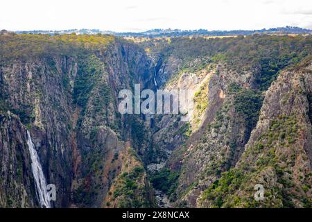 Cascade de Wollomombi, la deuxième plus grande cascade en Australie, fond chutes de Chandler, Waterfall Way, NSW, Australie Banque D'Images