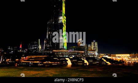 Dubaï, Émirats arabes Unis - 12 décembre 2023 : Burj Khalifa bâtiment le plus haut la nuit. Action. Gratte-ciel illuminé la nuit. Banque D'Images