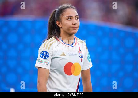 Selma Bacha de l'Olympique Lyonnais semble déçue alors qu'elle passe devant la finale de l'UEFA Women's Champions League 2023/24 entre le FC Barcelone et l'Olym Banque D'Images