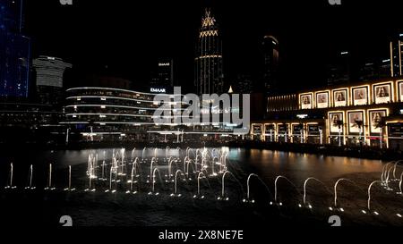 Dubaï - Émirats arabes Unis, 17 février 2023 : spectacle de fontaines colorées la nuit. Action. Belle rue de la ville avec éclairage lumineux. Banque D'Images