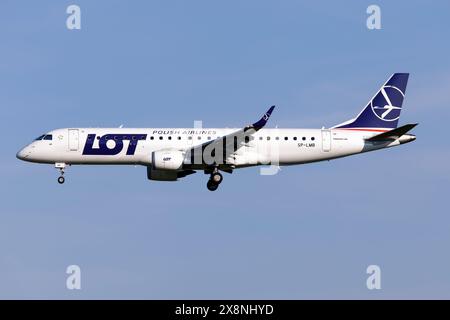 Copenhague, Danemark. 21 mai 2024. Un LOT Polish Airlines Embraer 190 atterrissant dans l'après-midi à l'aéroport de Copenhague Kastrup. LOT Polish Airlines où LOT signifie Polskie Linie Lotnicze (photo de Fabrizio Gandolfo/SOPA images/SIPA USA) crédit : SIPA USA/Alamy Live News Banque D'Images