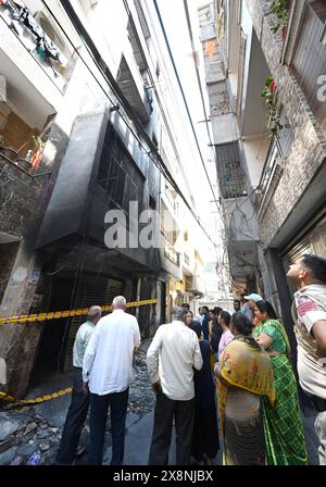 New Delhi, Inde. 26 mai 2024. NEW DELHI, INDE - MAI 26 : un incendie a éclaté dans un immeuble résidentiel dans la région de Krishna Nagar à l'est de Delhi le 26 mai 2024 à New Delhi, Inde. Trois personnes sont mortes et une autre a été grièvement blessée après qu'un incendie a éclaté dans un immeuble résidentiel de quatre étages à Krishna Nagar. Cinq appels d'offres d'incendie ont été précipités sur place, ajoutant 14 véhicules et deux vélos sur place ont été réduits en cendres. (Photo de Arvind Yadav/Hindustan Times/Sipa USA ) crédit : Sipa USA/Alamy Live News Banque D'Images