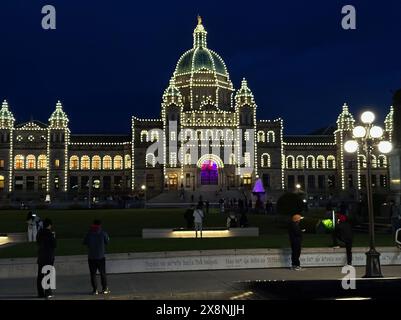 Victoria, Colombie-Britannique, États-Unis. 24 mai 2024. Les lumières décrivent les édifices du Parlement de la Colombie-Britannique à Victoria, C.-B., Canada, vendredi soir, le 24 mai, 2024 (crédit image : © Mark Hertzberg/ZUMA Press Wire) USAGE ÉDITORIAL SEULEMENT! Non destiné à UN USAGE commercial ! Banque D'Images