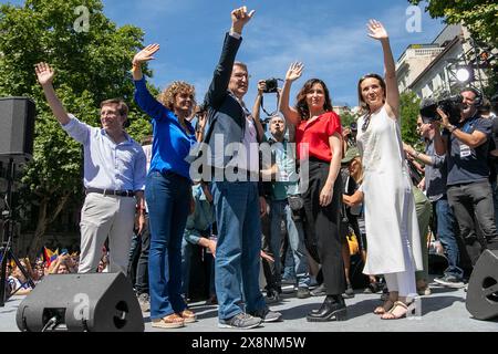 De gauche à droite : le maire de Madrid, Jose Luis Matinez Almeida, Dolors Montserrat, candidat aux élections européennes pour le PP, Alberto Nuñez Feijoo, leader du parti populaire, Isabel Diaz Ayuso, Président de la communauté de Madrid et Cuca Gamarra porte-parole du PP au congrès ils saluent le public réuni lors d'un rassemblement organisé par le Parti populaire ce matin à Madrid. Des milliers de personnes se sont rassemblées cet après-midi à la Puerta de Alcala à Madrid appelé par le Parti populaire (PP) dans l'un de ses principaux événements de campagne avant les élections européennes du 9 juin, coïncidant également Banque D'Images