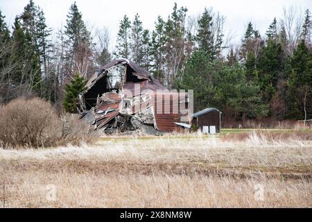 Grange effondrée dans la baie de Peters, Île-du-Prince-Édouard, Canada Banque D'Images