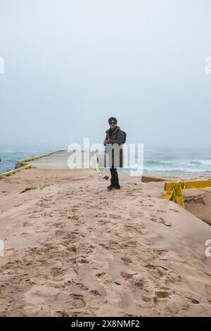 Accumulation importante de sable dérivant de l'hiver sur la promenade du parc provincial Basin Head à Kingsboro, Île-du-Prince-Édouard, Canada Banque D'Images