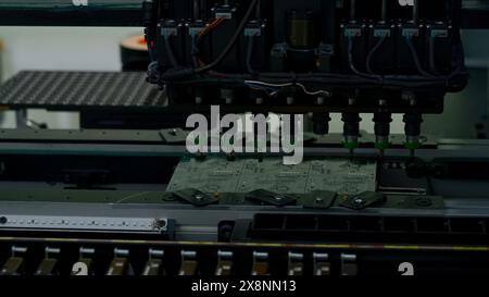 Fabrication de micropuces avec équipement robotique et laser. Créatif. Technologies de haute technologie, concept d'intelligence artificielle. Banque D'Images