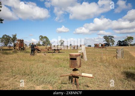 Ned Kelly boîte aux lettres de bushranger australien en métal sur une ferme à côté de la gorge de cascade de Dangars Falls près d'Armidale, NSW, Australie Banque D'Images