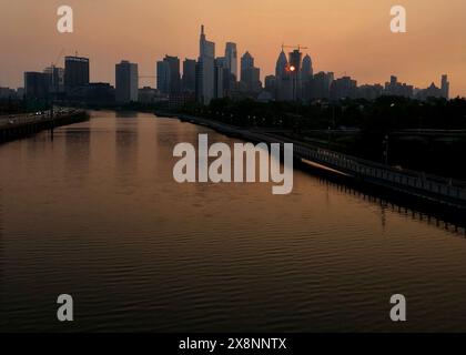 Horizon de Philadelphie au lever du soleil vu depuis le pont de South Street. Banque D'Images