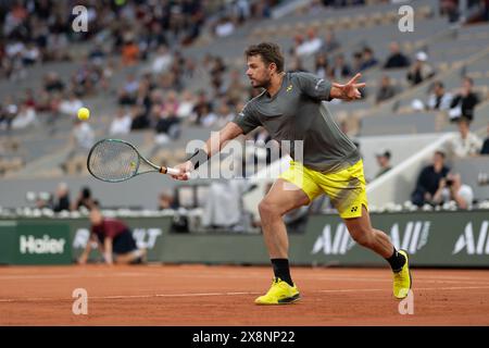 Paris, France. 26 mai 2024. Stan Wawrinka, de Suisse, fait son retour lors du match de premier tour masculin entre Stan Wawrinka, de Suisse, et Andy Murray, de Grande-Bretagne, lors de l'Open de France à Roland Garros, Paris, France, le 26 mai 2024. Crédit : Meng Dingbo/Xinhua/Alamy Live News Banque D'Images