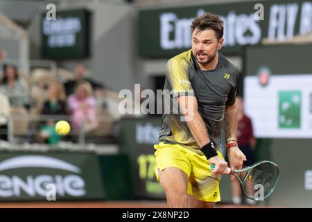 Paris, France. 26 mai 2024. Stan Wawrinka, de Suisse, fait son retour lors du match de premier tour masculin entre Stan Wawrinka, de Suisse, et Andy Murray, de Grande-Bretagne, lors de l'Open de France à Roland Garros, Paris, France, le 26 mai 2024. Crédit : Meng Dingbo/Xinhua/Alamy Live News Banque D'Images