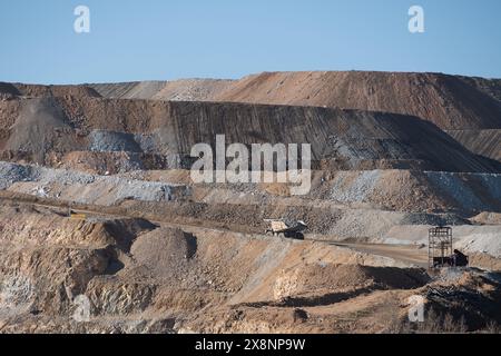 D'énormes camions de minerai transportent le minerai d'or de la mine à ciel ouvert jusqu'au traitement à Cripple Creek et à la mine d'or Victor, à Victor, Colorado. Banque D'Images