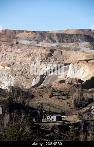 D'énormes camions de minerai transportent le minerai d'or de la mine à ciel ouvert jusqu'au traitement à Cripple Creek et à la mine d'or Victor, à Victor, Colorado. Banque D'Images