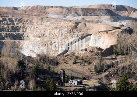 D'énormes camions de minerai transportent le minerai d'or de la mine à ciel ouvert jusqu'au traitement à Cripple Creek et à la mine d'or Victor, à Victor, Colorado. Banque D'Images