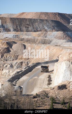 D'énormes camions de minerai transportent le minerai d'or de la mine à ciel ouvert jusqu'au traitement à Cripple Creek et à la mine d'or Victor, à Victor, Colorado. Banque D'Images
