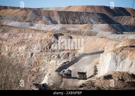 D'énormes camions de minerai transportent le minerai d'or de la mine à ciel ouvert jusqu'au traitement à Cripple Creek et à la mine d'or Victor, à Victor, Colorado. Banque D'Images