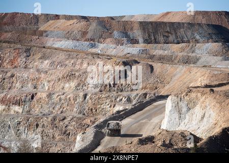 D'énormes camions de minerai transportent le minerai d'or de la mine à ciel ouvert jusqu'au traitement à Cripple Creek et à la mine d'or Victor, à Victor, Colorado. Banque D'Images