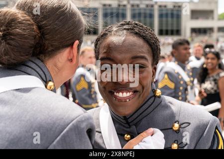 West point, New York, États-Unis. 25 mai 2024. Les diplômés célèbrent après avoir reçu des diplômes lors de la cérémonie de remise des diplômes de la classe 2024 de l'Académie militaire américaine à West point, NYC. Le président Joe Biden a prononcé le discours d'ouverture. Il a réitéré le soutien des États-Unis à l’Ukraine, mais a mentionné qu’aucune armée américaine ne sera déployée en Ukraine. Il a mentionné les militaires qui livraient de l'aide humanitaire à la population de Gaza. 1 231 cadets sont entrés à West point en 2020 et 1 036 ont obtenu leur diplôme. (Crédit image : © Lev Radin/Pacific Press via ZUMA Press Wire) USAGE ÉDITORIAL SEULEMENT! Non destiné à UN USAGE commercial ! Banque D'Images