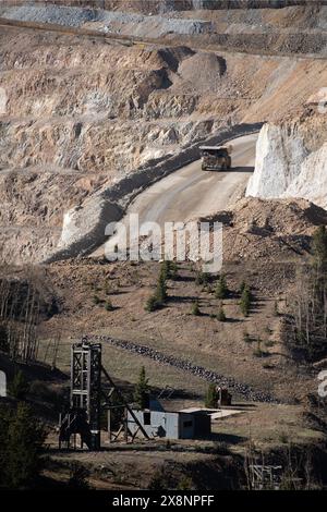 D'énormes camions de minerai transportent le minerai d'or de la mine à ciel ouvert jusqu'au traitement à Cripple Creek et à la mine d'or Victor, à Victor, Colorado. Banque D'Images