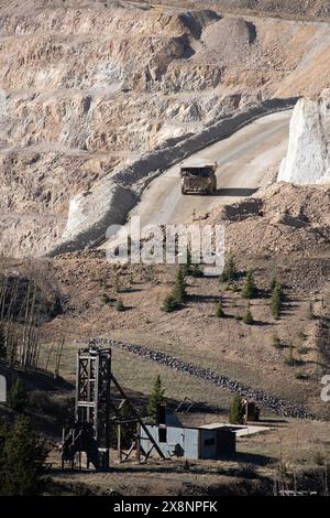 D'énormes camions de minerai transportent le minerai d'or de la mine à ciel ouvert jusqu'au traitement à Cripple Creek et à la mine d'or Victor, à Victor, Colorado. Banque D'Images