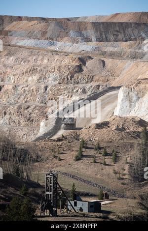 D'énormes camions de minerai transportent le minerai d'or de la mine à ciel ouvert jusqu'au traitement à Cripple Creek et à la mine d'or Victor, à Victor, Colorado. Banque D'Images