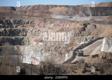 D'énormes camions de minerai transportent le minerai d'or de la mine à ciel ouvert jusqu'au traitement à Cripple Creek et à la mine d'or Victor, à Victor, Colorado. Banque D'Images