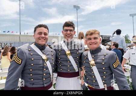 West point, New York, États-Unis. 25 mai 2024. Les diplômés célèbrent après avoir reçu des diplômes lors de la cérémonie de remise des diplômes de la classe 2024 de l'Académie militaire américaine à West point, NYC. Le président Joe Biden a prononcé le discours d'ouverture. Il a réitéré le soutien des États-Unis à l’Ukraine, mais a mentionné qu’aucune armée américaine ne sera déployée en Ukraine. Il a mentionné les militaires qui livraient de l'aide humanitaire à la population de Gaza. 1 231 cadets sont entrés à West point en 2020 et 1 036 ont obtenu leur diplôme. (Crédit image : © Lev Radin/Pacific Press via ZUMA Press Wire) USAGE ÉDITORIAL SEULEMENT! Non destiné à UN USAGE commercial ! Banque D'Images