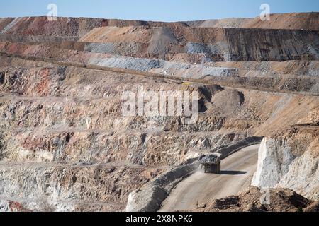 D'énormes camions de minerai transportent le minerai d'or de la mine à ciel ouvert jusqu'au traitement à Cripple Creek et à la mine d'or Victor, à Victor, Colorado. Banque D'Images