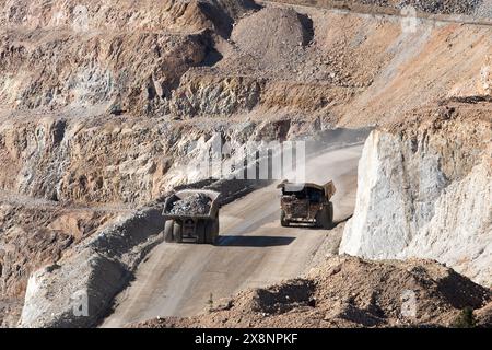 D'énormes camions de minerai transportent le minerai d'or de la mine à ciel ouvert jusqu'au traitement à Cripple Creek et à la mine d'or Victor, à Victor, Colorado. Banque D'Images