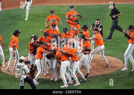 Arlington, États-Unis. 25 mai 2024. Les joueurs de l'Oklahoma State célèbrent leur victoire sur l'Oklahoma lors du match du championnat de baseball Big 12 2024 entre les Cowboys de l'université d'Oklahoma et les Sooners de l'université d'Oklahoma au Globe Life Field. Score final Oklahoma State 9-3 Oklahoma. Le 25 mai 2024 à Arlington, Texas. (Photo de Javier Vicencio/Eyepix Group/SIPA USA) crédit : SIPA USA/Alamy Live News Banque D'Images