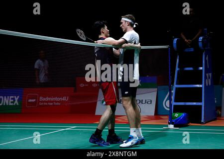 Kuala Lumpur, Malaisie. 26 mai 2024. Lee Zii Jia, de Malaisie, félicite Viktor Axelsen, du Danemark, après la finale en simple masculin des Perodua Malaysia Masters 2024 à l'Axiata Arena. Viktor Axelsen a gagné avec scores ; 21/20/21 : 6/22/13. (Photo de Wong Fok Loy/SOPA images/SIPA USA) crédit : SIPA USA/Alamy Live News Banque D'Images