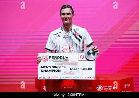 Kuala Lumpur, Malaisie. 26 mai 2024. Viktor Axelsen, du Danemark, pose pour la photo avec ses médailles lors de la cérémonie de victoire après la finale en simple masculin du Perodua Malaysia Masters 2024 à l'Axiata Arena. Viktor Axelsen a gagné avec scores ; 21/20/21 : 6/22/13. (Photo de Wong Fok Loy/SOPA images/SIPA USA) crédit : SIPA USA/Alamy Live News Banque D'Images