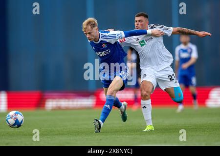 Zagreb. 26 mai 2024. Maxime Bernauer (G) du Dinamo Zagreb se bat pour le ballon avec Duje Korac de Rudes lors du 36e tour de la ligue crotienne de football entre le GNK Dinamo Zagreb et Rudes à Zagreb, Croatie, le 26 mai 2024. Crédit : Marko Lukunic/PIXSELL via Xinhua/Alamy Live News Banque D'Images