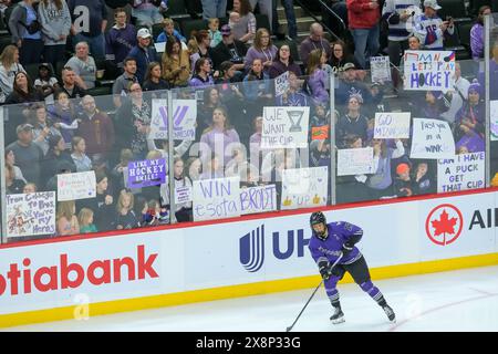 Paul, Minnesota, États-Unis. 26 mai 2024. Les fans tiennent des inscriptions jusqu'au verre avant le match 4 de la finale inaugurale PWHL entre le Minnesota et Boston au Xcel Energy Center à tous Paul. Boston a gagné dans la 2e prolongation 1-0. (Crédit image : © Steven Garcia/ZUMA Press Wire) USAGE ÉDITORIAL SEULEMENT! Non destiné à UN USAGE commercial ! Banque D'Images