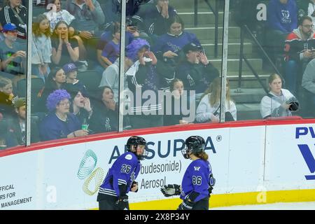 Paul, Minnesota, États-Unis. 26 mai 2024. Les fans bougent les arbitres lors du quatrième match de la finale inaugurale de PWHL entre le Minnesota et Boston au Xcel Energy Center à l’occasion de Paul. Boston a gagné dans la 2e prolongation 1-0. (Crédit image : © Steven Garcia/ZUMA Press Wire) USAGE ÉDITORIAL SEULEMENT! Non destiné à UN USAGE commercial ! Banque D'Images