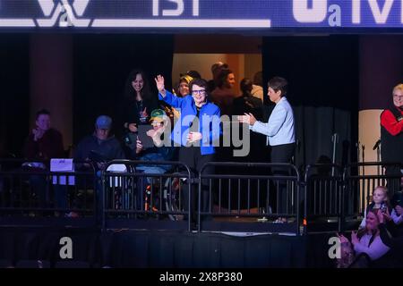 Paul, Minnesota, États-Unis. 26 mai 2024. BILLIE JEAN KING et ILANA KLOSS saluent la foule avant le quatrième match de la finale inaugurale de PWHL entre le Minnesota et Boston au Xcel Energy Center à Paul. Boston a gagné dans la 2e prolongation 1-0. (Crédit image : © Steven Garcia/ZUMA Press Wire) USAGE ÉDITORIAL SEULEMENT! Non destiné à UN USAGE commercial ! Banque D'Images