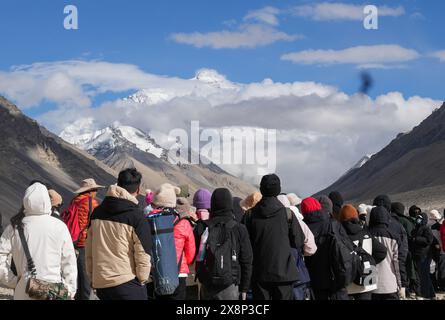 Pékin, la région autonome chinoise de Xizang. 24 mai 2024. Les touristes font la queue pour prendre des photos au camp de base du mont Qomolangma pour touristes dans le canton de Zhaxizom du comté de Tingri dans la ville de Xigaze, dans la région autonome de Xizang au sud-ouest de la Chine, le 24 mai 2024. Le parc national du Mont Qomolangma est entré dans la haute saison touristique. Crédit : Ding Ting/Xinhua/Alamy Live News Banque D'Images