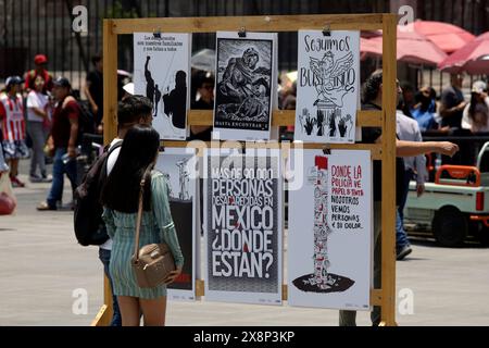 Une femme regarde l'exposition des noms des personnes disparues brodés sur du tissu, dans le cadre de la manifestation pour les parents disparus au Mexique appelée "broderie à tous" devant le Palais National sur la place principale. (Crédit image : © Luis Barron/eyepix via ZUMA Press Wire) USAGE ÉDITORIAL SEULEMENT! Non destiné à UN USAGE commercial ! Banque D'Images