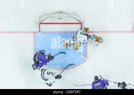 Minneapolis, Minnesota, États-Unis. 26 mai 2024. Le gardien de Boston AERIN FRANKEL (31) fait une économie lors du quatrième match de la finale inaugurale de PWHL entre le Minnesota et Boston au Xcel Energy Center à Paul. Boston a gagné 1-0 lors de la 2e prolongation. (Crédit image : © Steven Garcia/ZUMA Press Wire) USAGE ÉDITORIAL SEULEMENT! Non destiné à UN USAGE commercial ! Banque D'Images