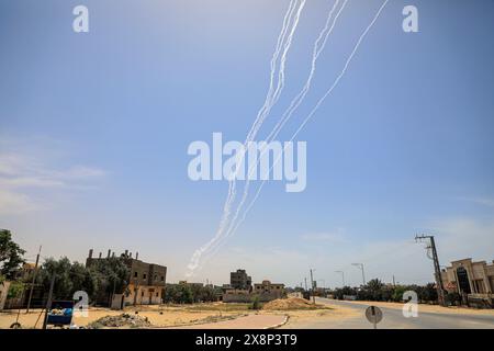 Rafah. 26 mai 2024. Un barrage de roquettes tirées de Gaza sur Israël est vu dans la ville de Rafah, dans le Sud de la bande de Gaza, le 26 mai 2024. Les Brigades Al-Qassam, la branche armée du Hamas, ont annoncé dimanche qu’elles avaient lancé un barrage de roquettes vers tel Aviv, dans le centre d’Israël, marquant la première attaque de ce type depuis des mois. Dans un communiqué, les Brigades Al-Qassam ont déclaré avoir tiré des roquettes en réponse aux meurtres israéliens de civils dans la bande de Gaza. Crédit : Rizek Abdeljawad/Xinhua/Alamy Live News Banque D'Images